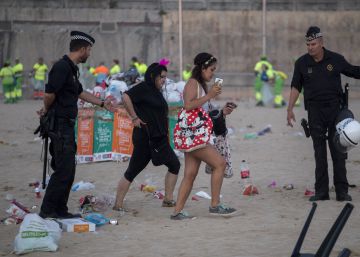 59.000 personas amanecen en las playas de Barcelona tras la verbena de San Juan 59.000 personas amanecen en las playas de Barcelona tras la verbena de San Juan