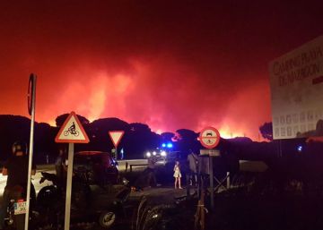 Un gran incendio cerca el corazón de Doñana avivado por el viento Un gran incendio cerca el corazón de Doñana avivado por el viento