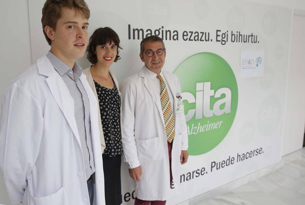 Los investigadores de la Fundación Cita Alzhéimer Mikel Tainta, Ane Iriondo y Pablo Martínez-Lage.