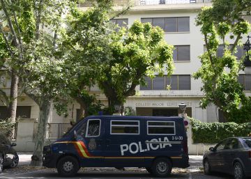 La policía desaloja el Colegio Mayor Lluís Vives de la Universitat de València La policía desaloja el Colegio Mayor Lluís Vives de la Universitat de València