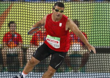 Dos taxis se niegan a llevar al medallista David Casinos porque su perra guía “suelta pelo”