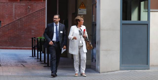 Un funcionario y una abogada de la Generalitat.