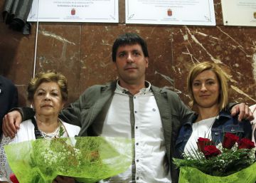 Un Ayuntamiento de EH Bildu homenajea por primera vez solo a víctimas de ETA Un Ayuntamiento de EH Bildu homenajea por primera vez solo a víctimas de ETA