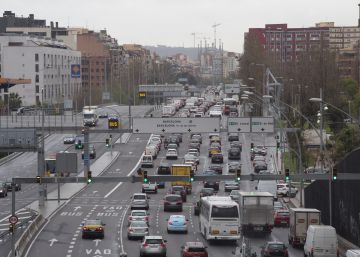 El cotxe perd espai en la Meridiana en favor del bus