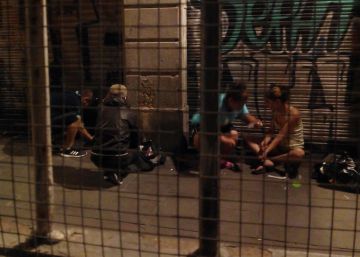 El Raval busca els amos de 107 pisos buits per evitar ocupacions