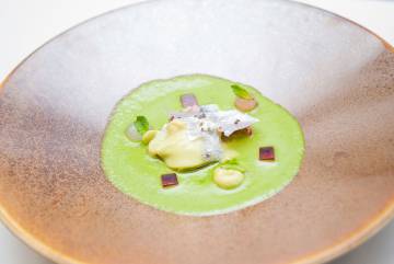 Gazpacho ácido de tomates verdes con sardina marinada realizado por Herrera.