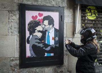 Rajoy y Puigdemont se besan frente a la Generalitat Rajoy y Puigdemont se besan frente a la Generalitat