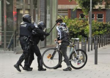 Dos años de cárcel para un ‘mosso’ que aporreó a un joven en las protestas de Can Vies Dos años de cárcel para un ‘mosso’ que aporreó a un joven en las protestas de Can Vies