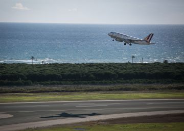 Los pasajeros de un avión en Barcelona se rebelan para evitar una deportación a Senegal Los pasajeros de un avión en Barcelona se rebelan para evitar una deportación a Senegal