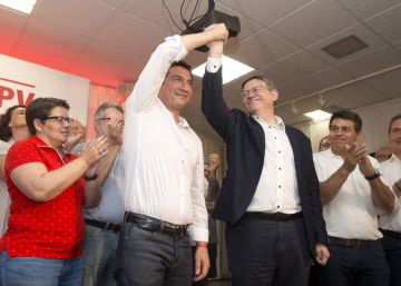 Puig, con chaqueta oscura, y García, se cogen de la mano tras conocerse los resultados de las primarias en el PSPV.