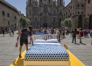 Colau instal·la llits al carrer contra els pisos turístics Colau instal·la llits al carrer contra els pisos turístics