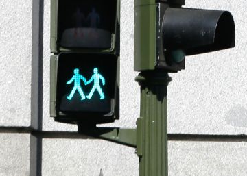 Un colectivo LGTBI lleva a la fiscalía los 203 ataques en la red a los semáforos contra la homofobia de Carmena Un colectivo LGTBI lleva a la fiscalía los 203 ataques en la red a los semáforos contra la homofobia de Carmena