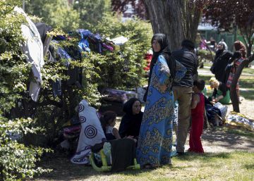 Los refugiados sirios abandonan el parque junto a la M-30 Los refugiados sirios abandonan el parque junto a la M-30