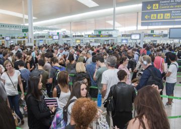 Colas en los controles de seguridad del aeropuerto de El Prat Colas en los controles de seguridad del aeropuerto de El Prat