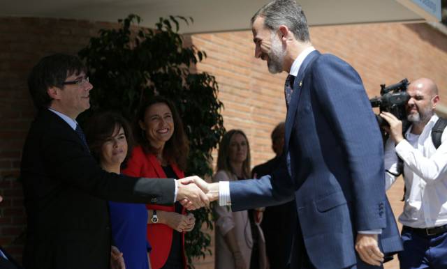 Carles Puigdemont saluda a Felipe VI en el Centro de Alto Rendimiento en Sant Cugat del Vallès (Barcelona).