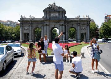 La región madrileña bate su récord de turistas pero el sector pierde empleos La región madrileña bate su récord de turistas pero el sector pierde empleos