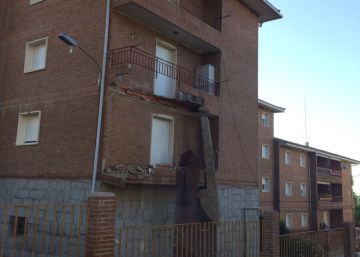 Se derrumban dos balcones del cuartel de la Guardia Civil de San Lorenzo de El Escorial Se derrumban dos balcones del cuartel de la Guardia Civil de San Lorenzo de El Escorial