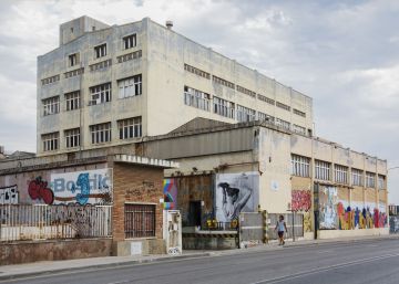 La Nau Bostik mira a Can Batlló