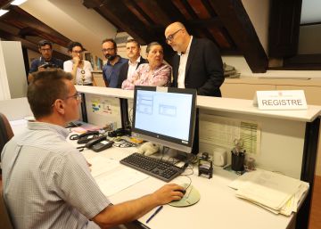 El secesionismo en bloque registra en el Parlament la ley del referéndum El secesionismo en bloque registra en el Parlament la ley del referéndum