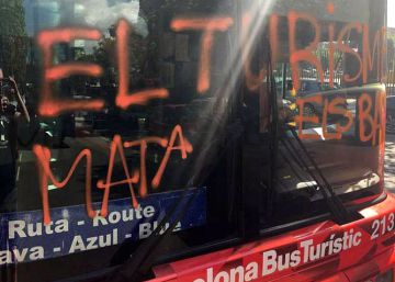 La tibieza de Colau ante los ataques al turismo indigna a los empresarios La tibieza de Colau ante los ataques al turismo indigna a los empresarios