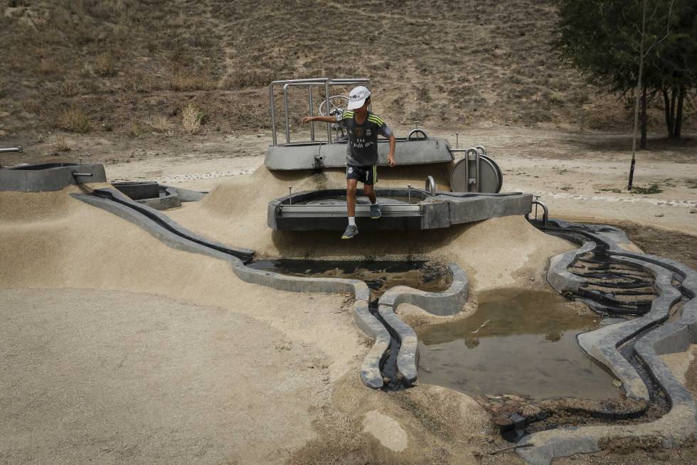 Un niño juega con el agua en una de las instalaciones.