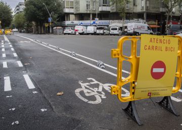 Barcelona comienza a desdoblar carriles bici de dos direcciones en una Barcelona comienza a desdoblar carriles bici de dos direcciones en una