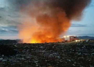 Estabilizado el incendio en un vertedero en Hostalets de Pierola Estabilizado el incendio en un vertedero en Hostalets de Pierola