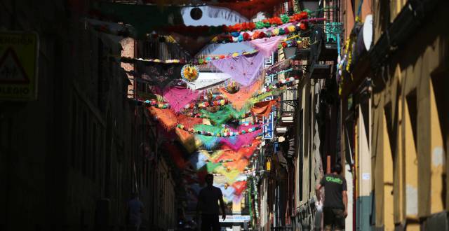 Los mantones de Manila adornan las calles de Madrid.