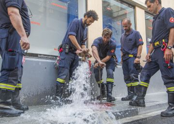 Los Bomberos revisan las calles engalanadas de Gràcia