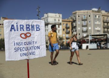 Detingut per amenaces mentre penjava cartells contra el turisme