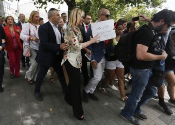 Carmena y Cifuentes son insultadas y
abucheadas tras la misa de La Paloma