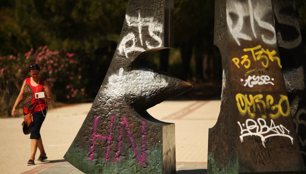 Una de las esculturas con 'graffitis' del parque Pradolongo.