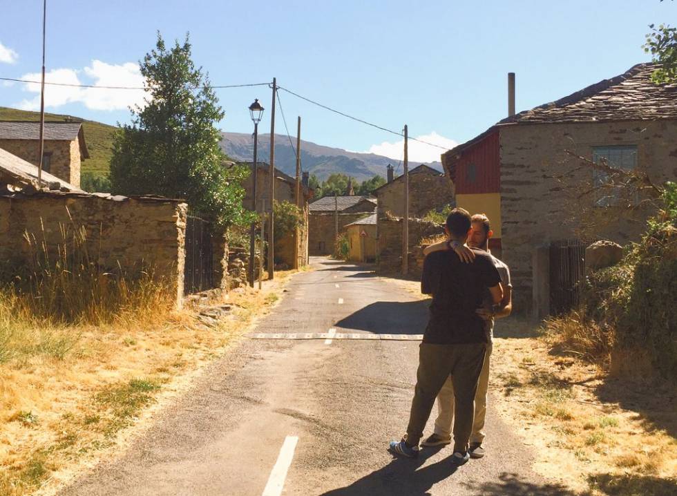 Imagen de una pareja en el pueblo leonés de Truchillas y que forma parte de #Mipueblosinarmarios.