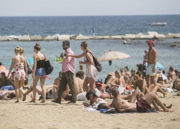 Més de 7.000 denúncies a venedors de mojitos a la platja de Barcelona en dos mesos Més de 7.000 denúncies a venedors de mojitos a la platja de Barcelona en dos mesos