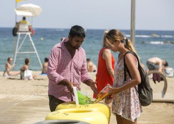 L’oposició exigeix a Colau mesures per combatre la venda ambulant L’oposició exigeix a Colau mesures per combatre la venda ambulant
