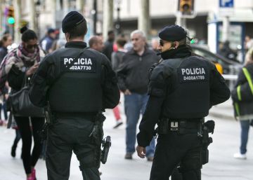 Detenidos tres turistas por violar a una joven de 19 años en un hotel de Lloret Detenidos tres turistas por violar a una joven de 19 años en un hotel de Lloret