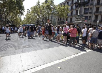 Barcelona prescindió de los bolardos en La Rambla y optó por reforzar la vigilancia Barcelona prescindió de los bolardos en La Rambla y optó por reforzar la vigilancia