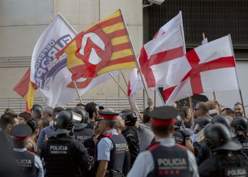 Tensión entre ultras y antifascistas 24 horas después del atentado de la Rambla Tensión entre ultras y antifascistas 24 horas después del atentado de la Rambla
