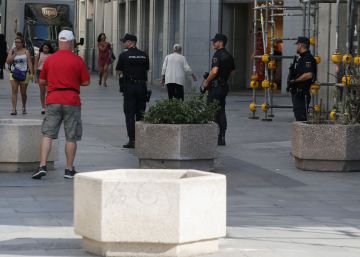 Reinstalan maceteros en los accesos a la Puerta del Sol tras el atentado de Barcelona Reinstalan maceteros en los accesos a la Puerta del Sol tras el atentado de Barcelona