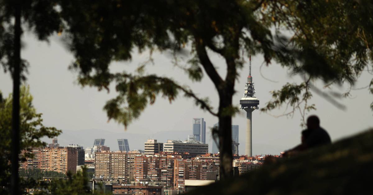 Un hombre contempla ayer la vista desde del cerro del Tío Pío, en Vallecas.