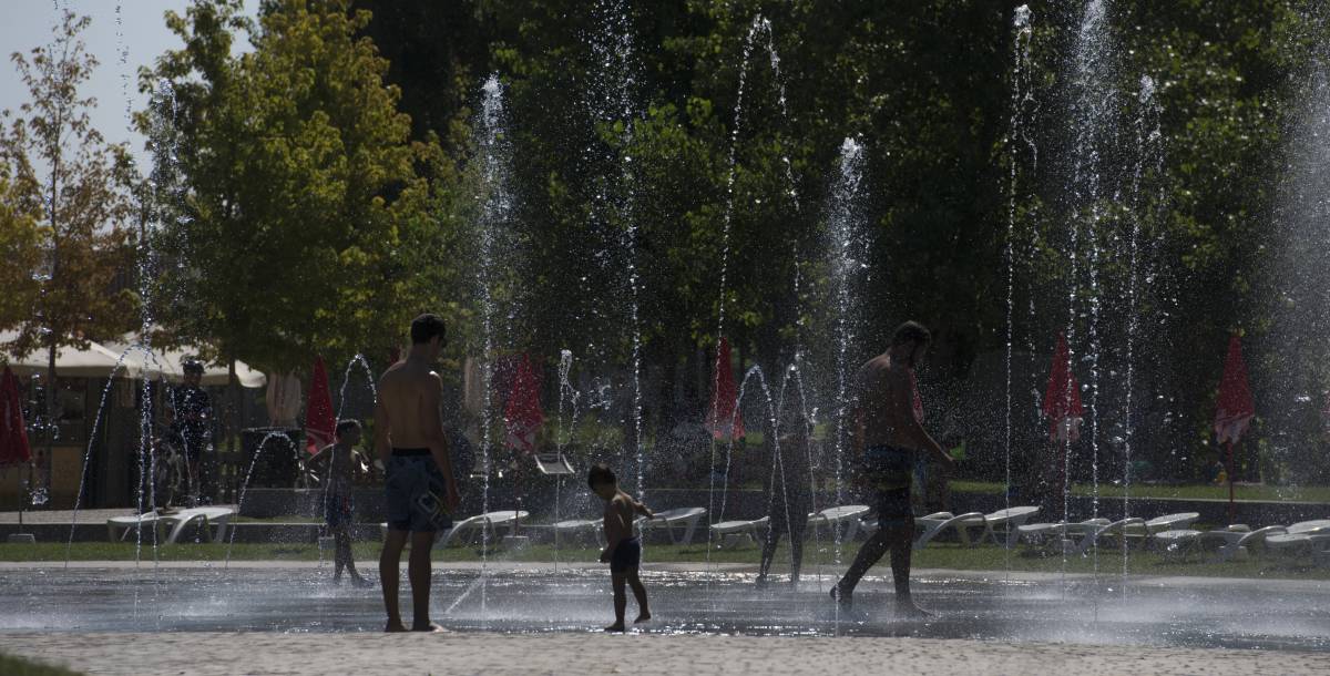Una de las populares zonas de fuentes de Madrid Río.