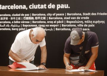 Miles de personas firman en el libro
de condolencias Miles de personas firman en el libro
de condolencias