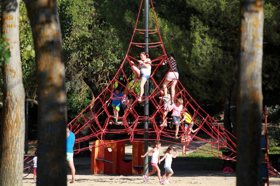 Espacio para juegos infantiles en el parque de El Soto.