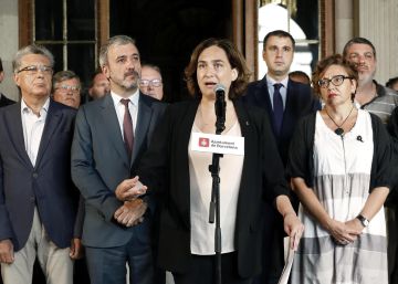 Colau cierra filas con los hoteleros para superar la crisis Colau cierra filas con los hoteleros para superar la crisis
