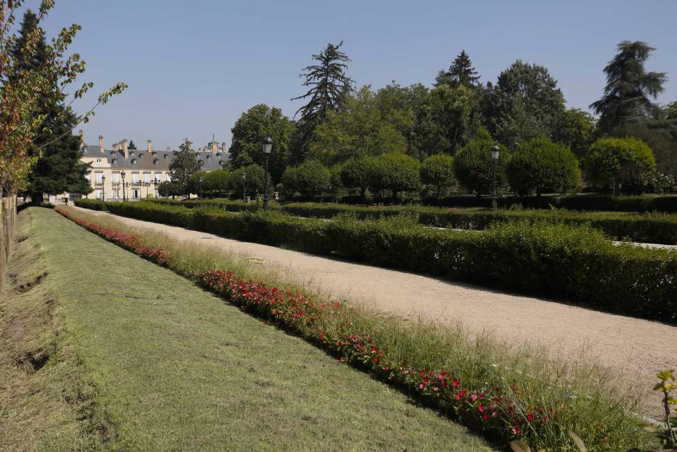 Uno de los caminos de los jardines del palacio de El Pardo.