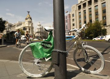 Una bici varada en la calle de Alcalá