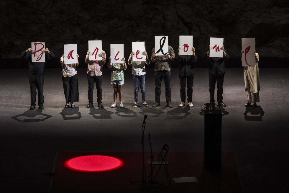 Paco Ibáñez, a l'esquerra, i el seu equip, en l'homenatge previ a la seva actuació de Barcelona.