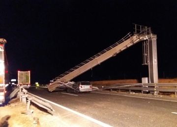 Un camión corta la A3 dirección Valencia tras tumbar un panel informativo Un camión corta la A3 dirección Valencia tras tumbar un panel informativo