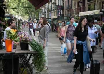 Colau encarga a Itziar González la misión de evitar que el turismo monopolice La Rambla