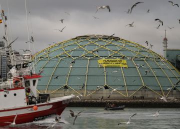 Greenpeace bloquea el almacén de carbón del puerto de A Coruña Greenpeace bloquea el almacén de carbón del puerto de A Coruña